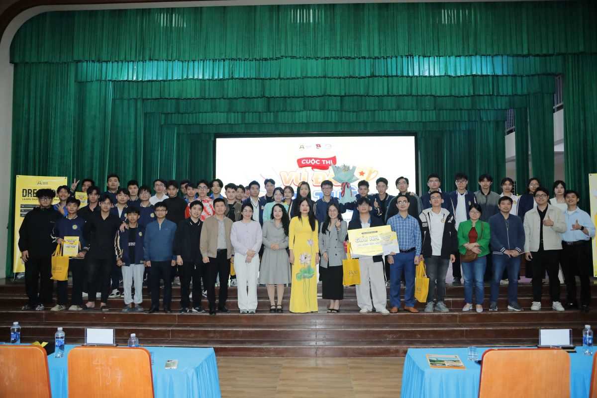 SINH VIÊN KHOA KTCN&TT SÔI NỔI TRANH TÀI TẠI HỘI THI VŨ ĐÀI TRÍ TUỆ